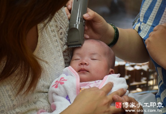 Molly(台中市北區嬰兒寶寶滿月剃頭理髮、免費嬰兒剃胎毛儀式吉祥話)。中國風會場，爸媽寶貝免費穿「日中韓」古裝禮服。專業拍照、DVD光碟、證書。★購買「臍帶章、肚臍章、胎毛筆刷印章」贈送：剃頭、收涎、抓周，三選一。 2015.11.08 照片18